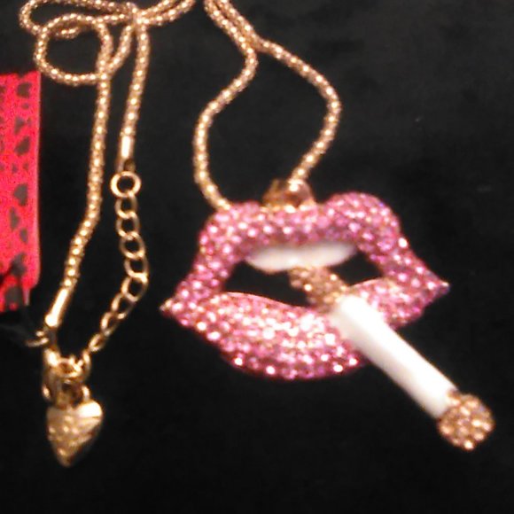 Betsey Johnson Sexy Pink LIPS Cool Cig Hang Crystal Rhinestone Pendant Necklace - Picture 3 of 6